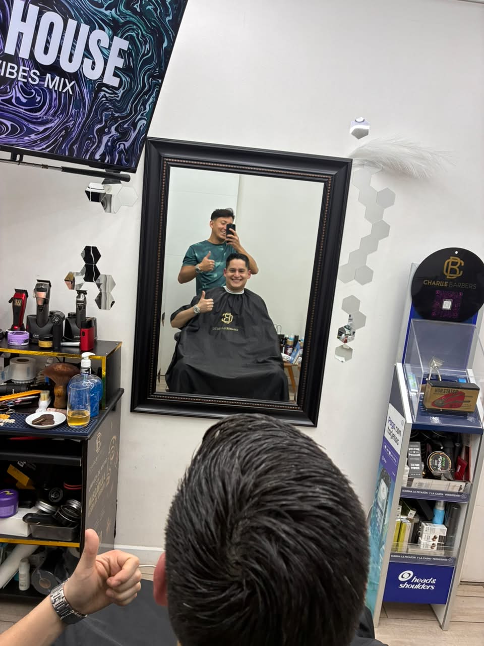 Momento de Charlie junto a un cliente en la barbería, fotografía 3